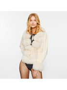 Cremefarbene Jacke mit Kunstfellbesatz, stilvoll und elegant, ideal für Herbstmode. Perfekt kombinierbar mit verschiedenen Outfits.
