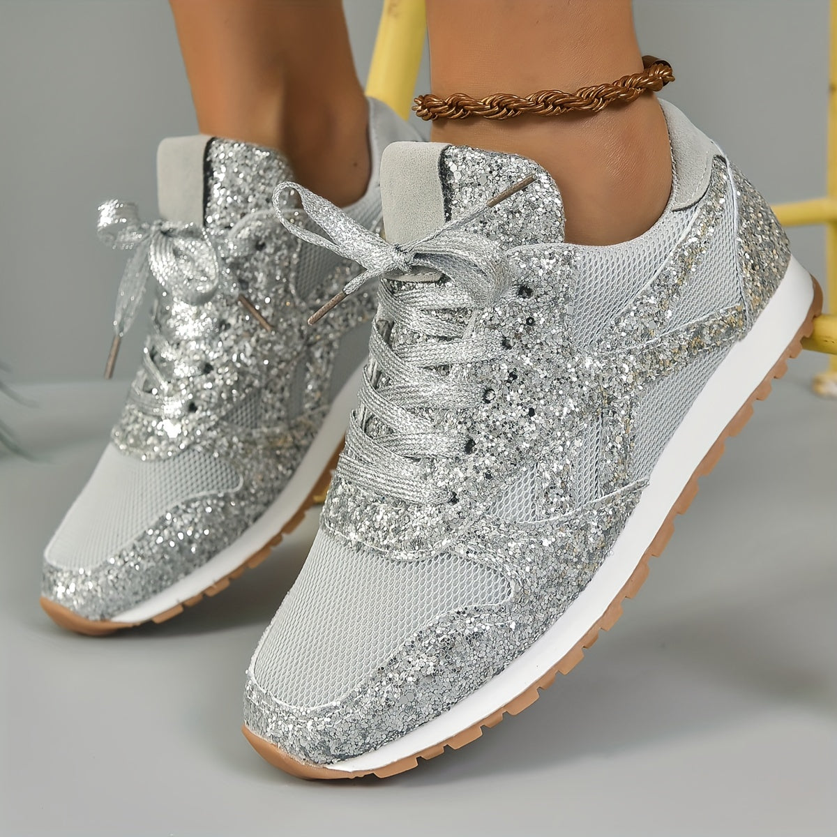 Silberne Glitzer-Sneaker für Damen, modisch und bequem, ideal für Freizeit und Sport. Trendige Turnschuhe mit funkelndem Design und rutschfester Sohle.