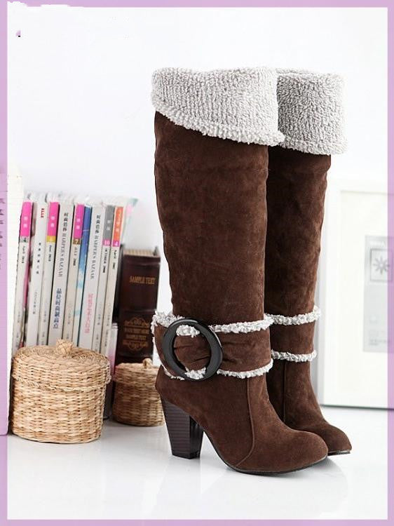 Damenstiefel aus braunem Wildleder mit hohem Absatz und Fellbesatz. Modische Winterstiefel, ideal für kalte Tage. Elegante, warme Schuhe.