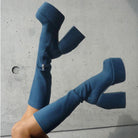 Blaue Plateau-Stiefel mit Blockabsatz, trendiges Design, ideal für modische Outfits. Perfekt für Herbst/Winter, stilvoll und auffällig.