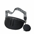 Schwarze Gürteltasche mit geometrischem Muster, verstellbarem Riemen und Reißverschluss.