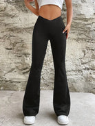 Damen-Schlaghose in Schwarz, hoch tailliert, figurbetont, aus Stretchmaterial. Perfekt für modische Outfits und bequemen Alltagsstil.