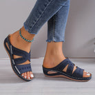 Damen Sandalen in Dunkelblau, bequem und modisch, mit Cut-Out-Design und Stickerei. Perfekt für Sommer und Freizeit. Hochwertige Materialien.