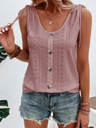 Damen-Top mit Knopfleiste, ärmellos, rosa, Spitzenmuster, ideal für Sommermode. Kombiniert mit Jeansshorts für einen lässigen Look.