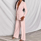 Eleganter Damenanzug in Rosa, bestehend aus Blazer und Hose. Perfekt für Business-Events und formelle Anlässe. Modetrend 2023, stilvoll und modern.