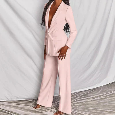Eleganter Damenanzug in Rosa, bestehend aus Blazer und Hose. Perfekt für Business-Events und formelle Anlässe. Modetrend 2023, stilvoll und modern.