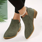 Grüne Damen-Stiefeletten mit niedrigem Absatz, elegantes Design, ideal für Herbstmode. Bequeme Passform, vielseitig kombinierbar, trendige Wahl.