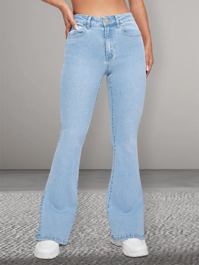 Damen-Schlagjeans in hellblauem Denim, hoch tailliert, mit ausgestelltem Bein. Perfekt für modische Freizeitlooks. Trendige Damenmode.