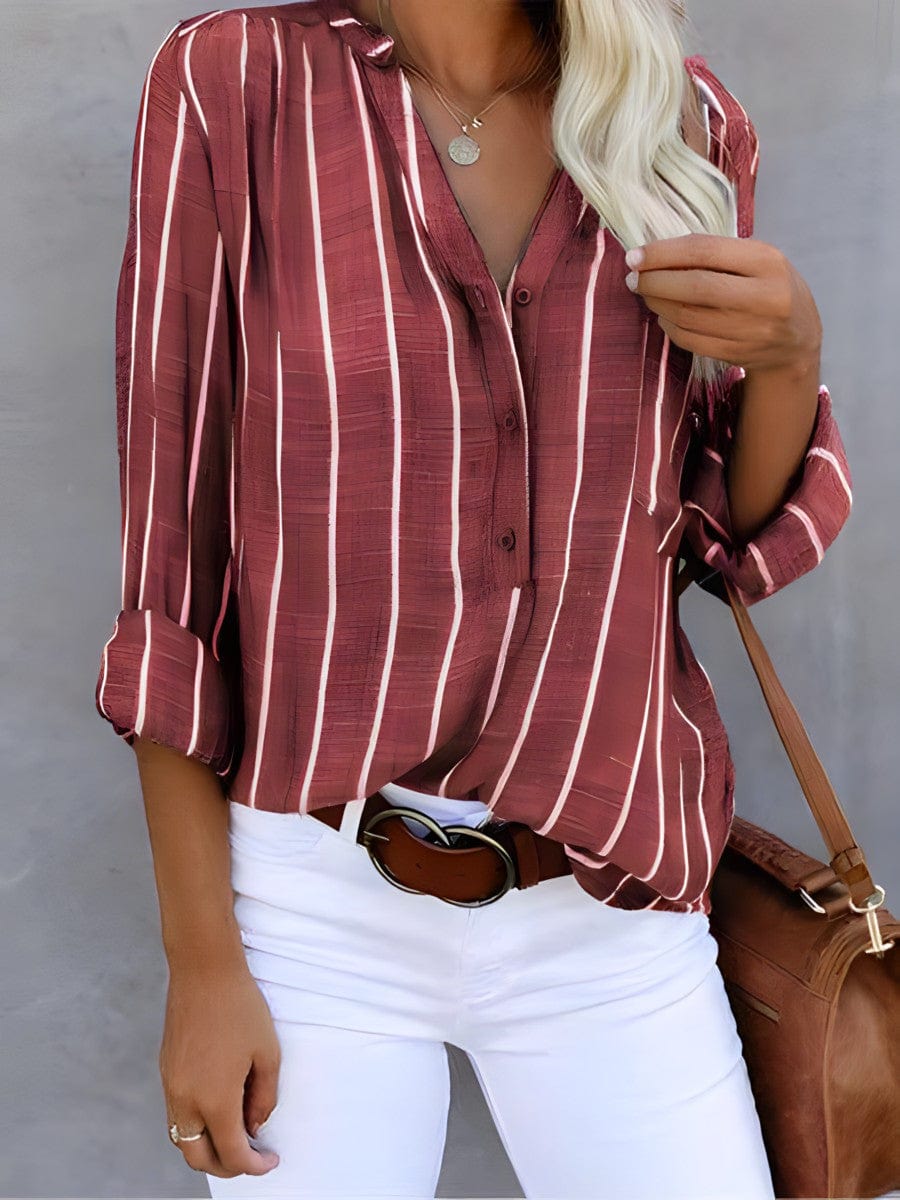 Gestreifte Bluse Damen, rot-weiß, lässig, V-Ausschnitt, lange Ärmel, modisch, kombiniert mit weißer Hose und brauner Tasche.