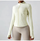 Damen-Sportjacke in Cremeweiß, figurbetont, mit Reißverschluss und langen Ärmeln. Ideal für Fitness, Yoga und Freizeitmode.