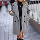 Damen Wintermantel aus Lammwoll-Fleece, grau, mit Reverskragen und Knöpfen. Stilvoll, warm, ideal für kalte Tage. Perfekt für Herbst/Winter.