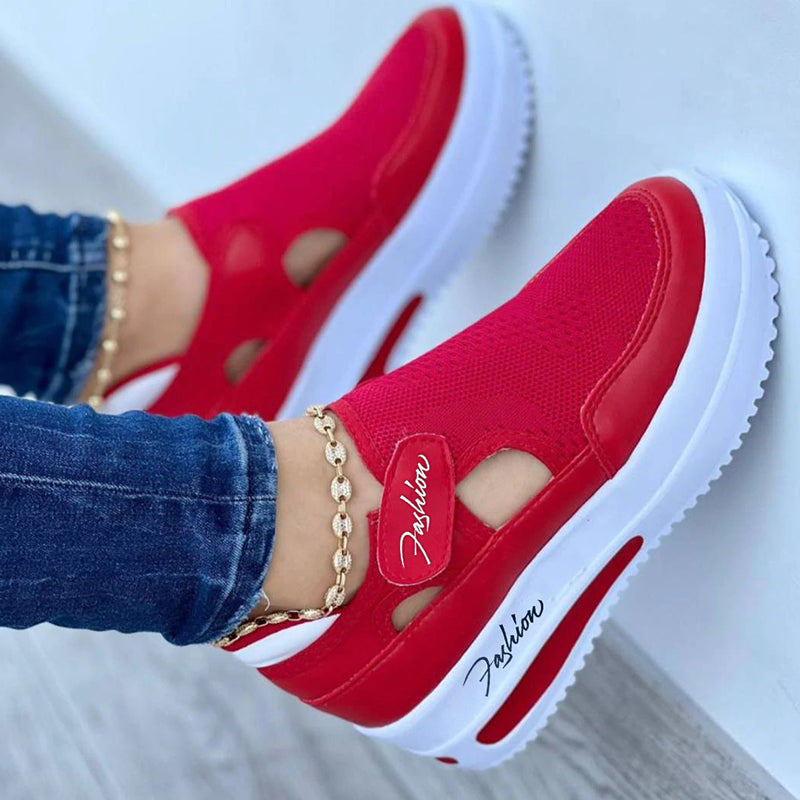 Rote Damen-Sneaker mit Plateau, atmungsaktivem Mesh, rundem Zeh und modischem Design. Perfekt für Freizeit und Laufen. Bequeme Damenschuhe.