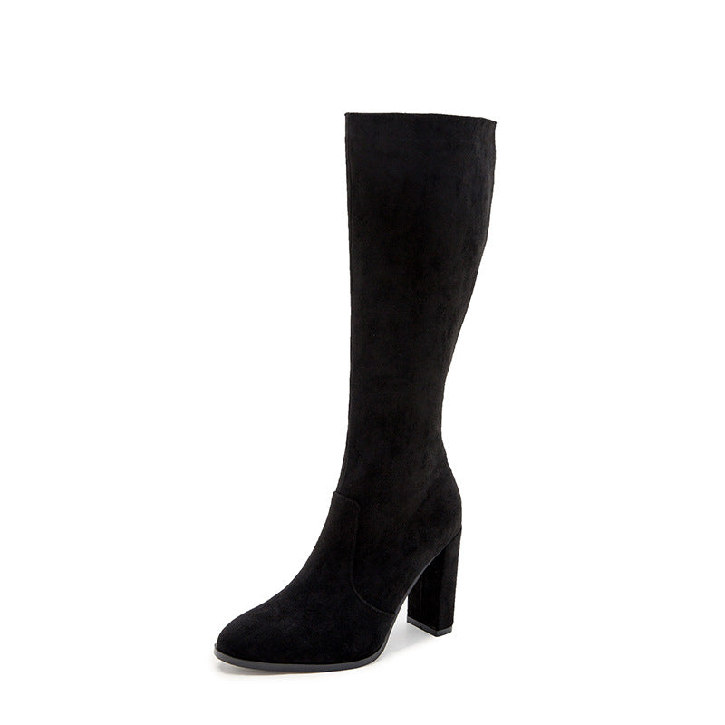 Schwarzer Damenstiefel mit hohem Absatz, aus Wildleder, knielang. Perfekt für Herbstmode, elegant und vielseitig kombinierbar.