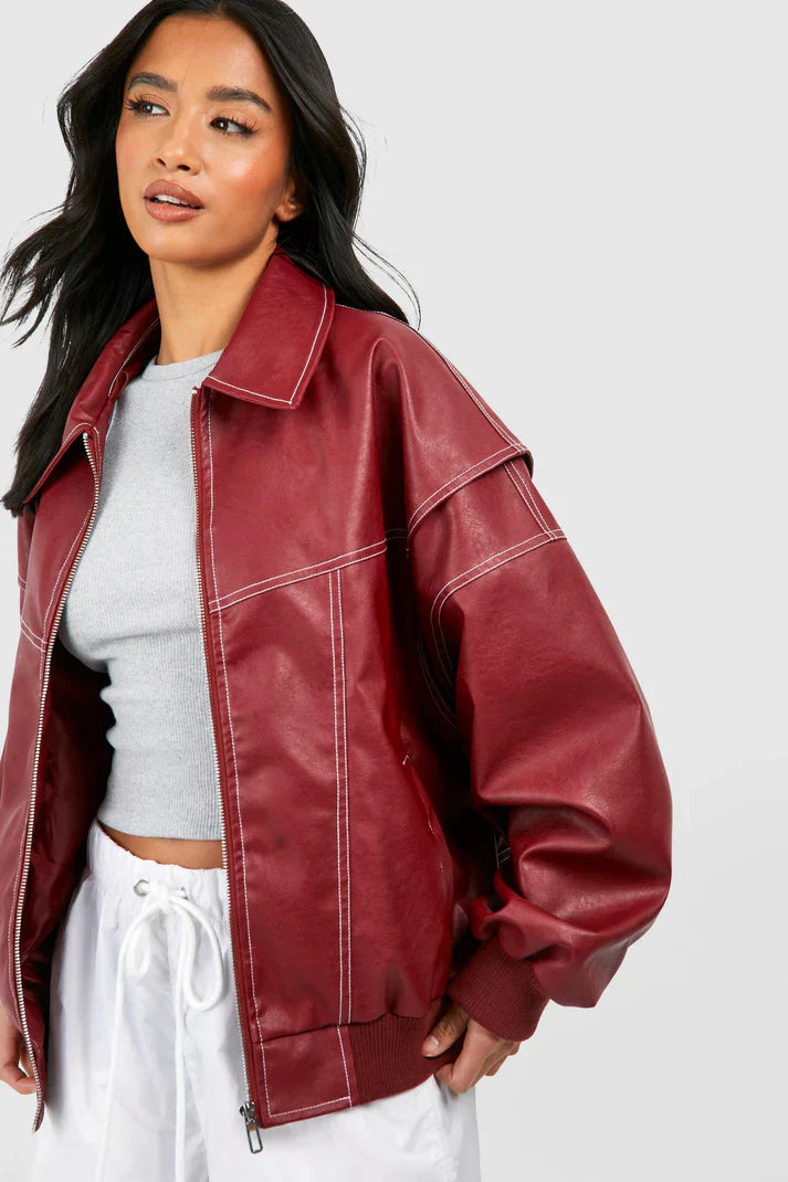 Damen rote PU-Bomberjacke, oversized, mit kontrastierenden Nähten. Modische Jacke, ideal für trendige Herbst- und Winteroutfits.