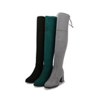 Drei Paar Overknee-Stiefel in Schwarz, Grün und Grau, aus Wildlederimitat mit Blockabsatz. Modische Damenstiefel für Herbst und Winter.