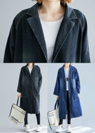 Damen-Denim-Trenchcoat mit übergroßen Taschen, ideal für den Herbst. Modischer Mantel, vielseitig kombinierbar, lässiger Look.