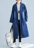 Damen-Denim-Trenchcoat mit übergroßen Taschen, ideal für den Herbst. Modischer Jeansmantel, lässig und stilvoll, perfekt für kühle Tage.