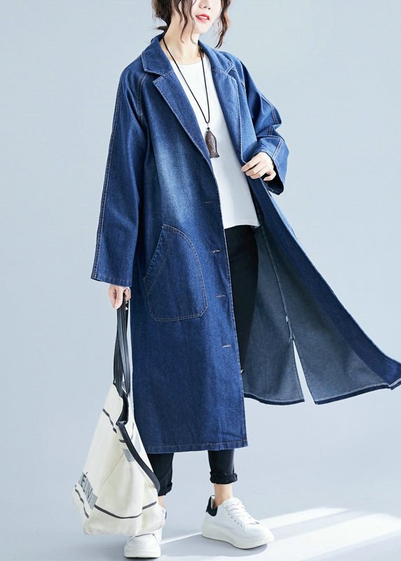 Damen-Denim-Trenchcoat mit übergroßen Taschen, ideal für den Herbst. Modischer, lässiger Look, perfekt kombinierbar mit Sneakers und Tasche.