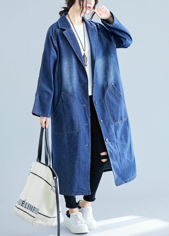 Damen-Denim-Trenchcoat mit übergroßen Taschen, ideal für den Herbst. Modischer, lässiger Look, perfekt kombinierbar mit Sneakers und Tasche.