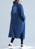 Damen-Denim-Trenchcoat mit übergroßen Taschen, ideal für den Herbst. Lässiger Stil, lange Passform, perfekt für modische Herbstoutfits.