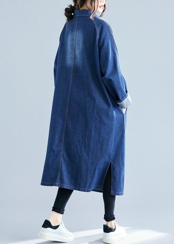 Damen-Denim-Trenchcoat mit übergroßen Taschen, ideal für den Herbst. Lässiger Stil, lange Passform, perfekt für modische Herbstoutfits.