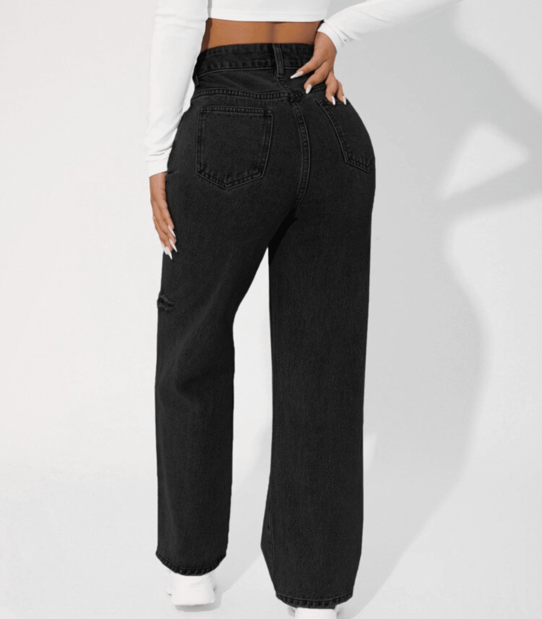 Damen-Jeans mit hoher Taille, schwarzen Denim, modischen Löchern und geradem Schnitt. Perfekt für trendige Outfits und lässige Looks.