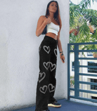 Damen-Jeans mit Herz-Print, schwarze Denim, modisch, lässig, ideal für Streetwear, trendige Mode, bequem, vielseitig kombinierbar.