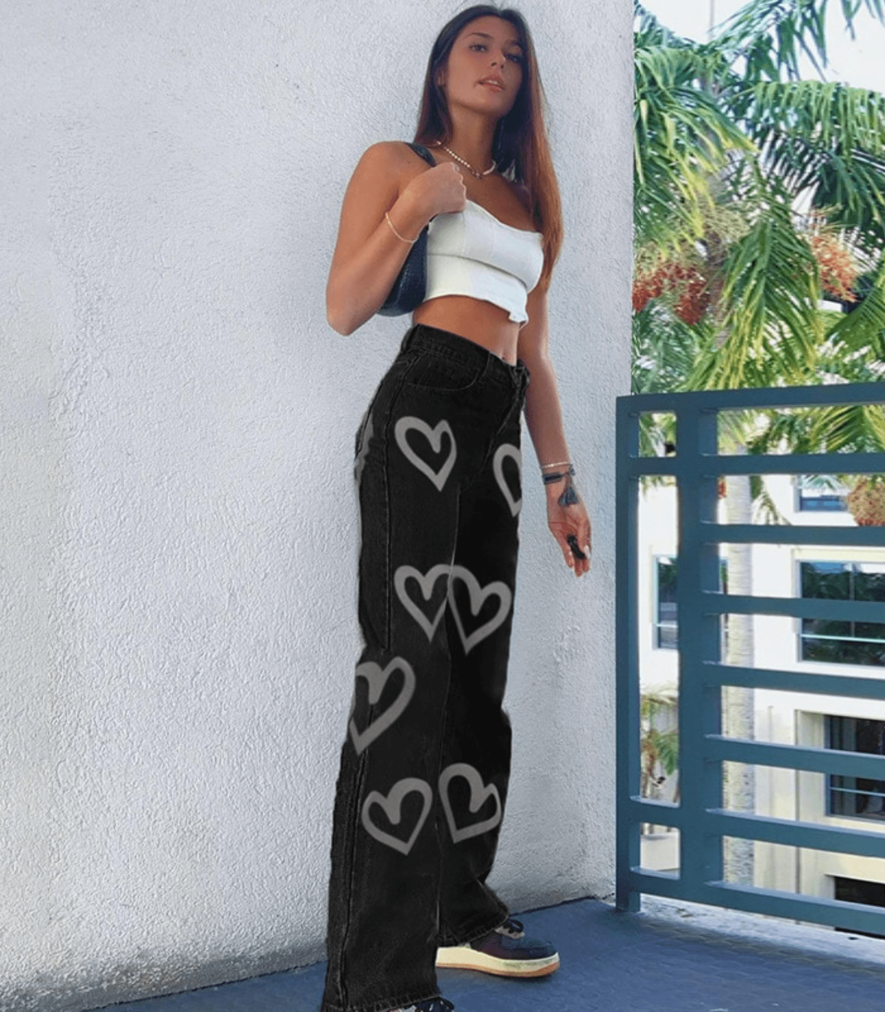 Damen-Jeans mit Herz-Print, schwarze Denim, modisch, lässig, ideal für Streetwear, trendige Mode, bequem, vielseitig kombinierbar.