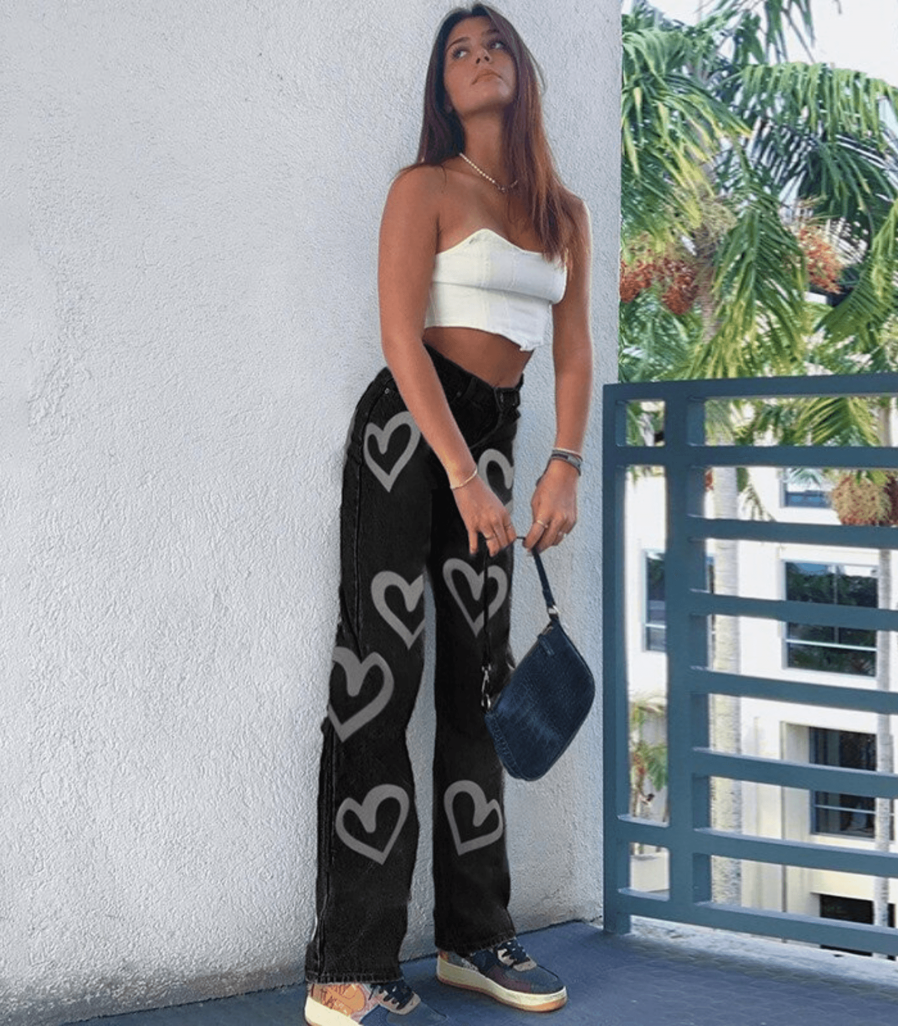 Damen-Jeans mit Herz-Print, schwarze Denim, modisch, lässig, ideal für Streetwear, trendige Mode, bequem, vielseitig kombinierbar.