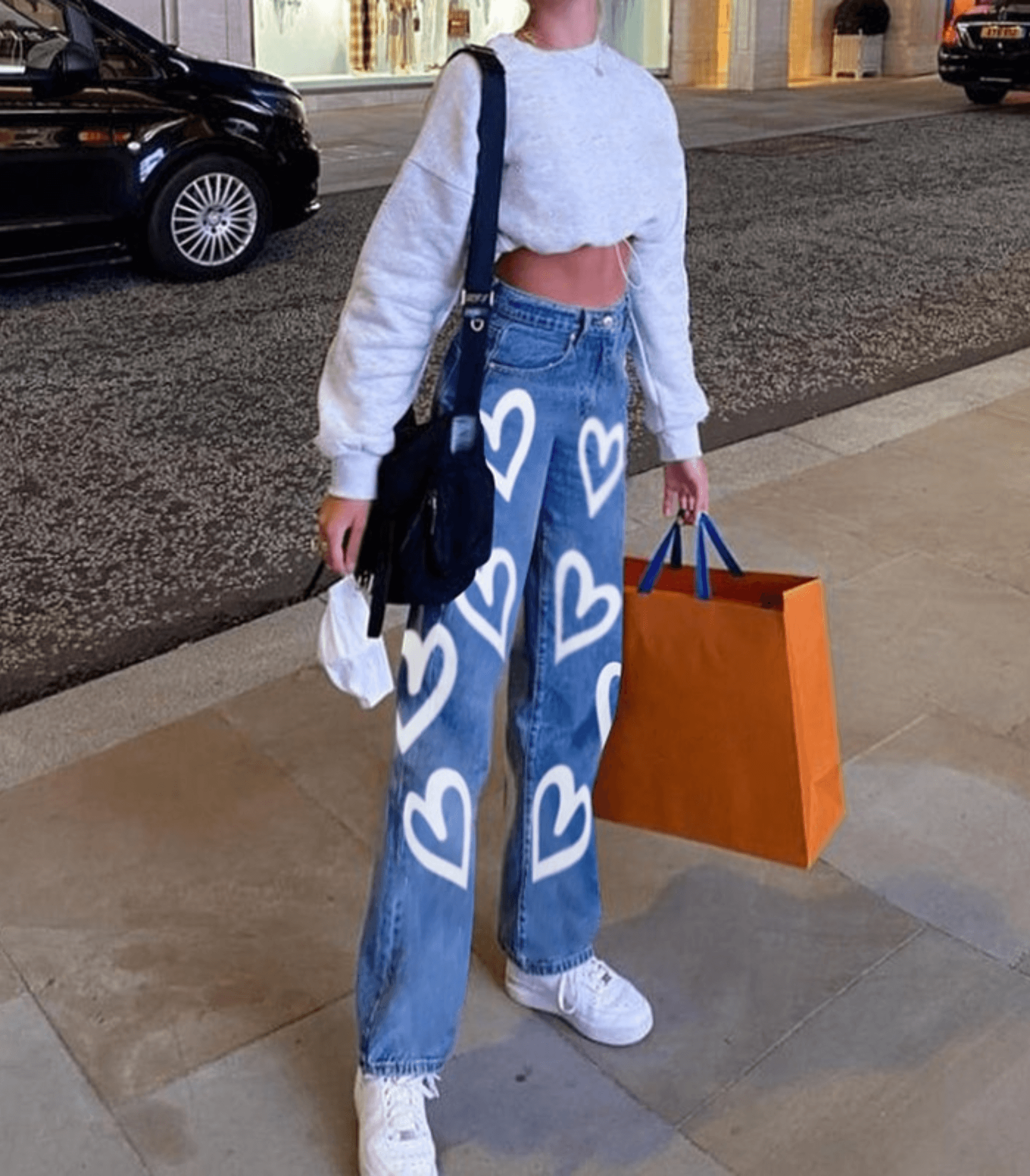 Damen-Jeans mit Herz-Print, lässig und modisch. Perfekt für trendige Streetwear-Looks. Ideal für modebewusste Frauen.