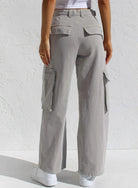 Graue Cargohose Damen, weites Bein, Taschen, lässiger Stil, ideal für Freizeitmode, kombiniert mit weißen Sneakers, trendige Streetwear.