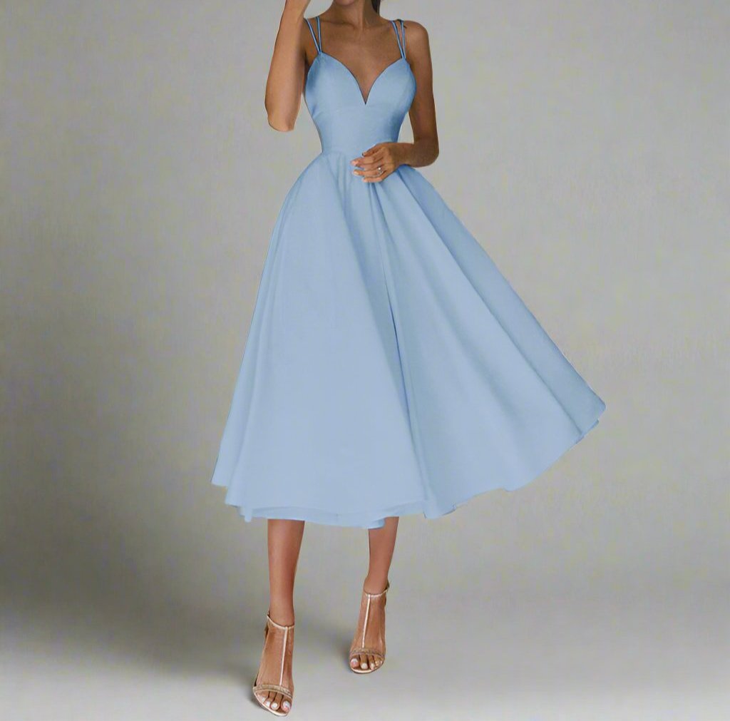 Elegantes hellblaues Abendkleid mit Spaghettiträgern und ausgestelltem Rock, ideal für formelle Anlässe. Perfekt für stilvolle Auftritte.