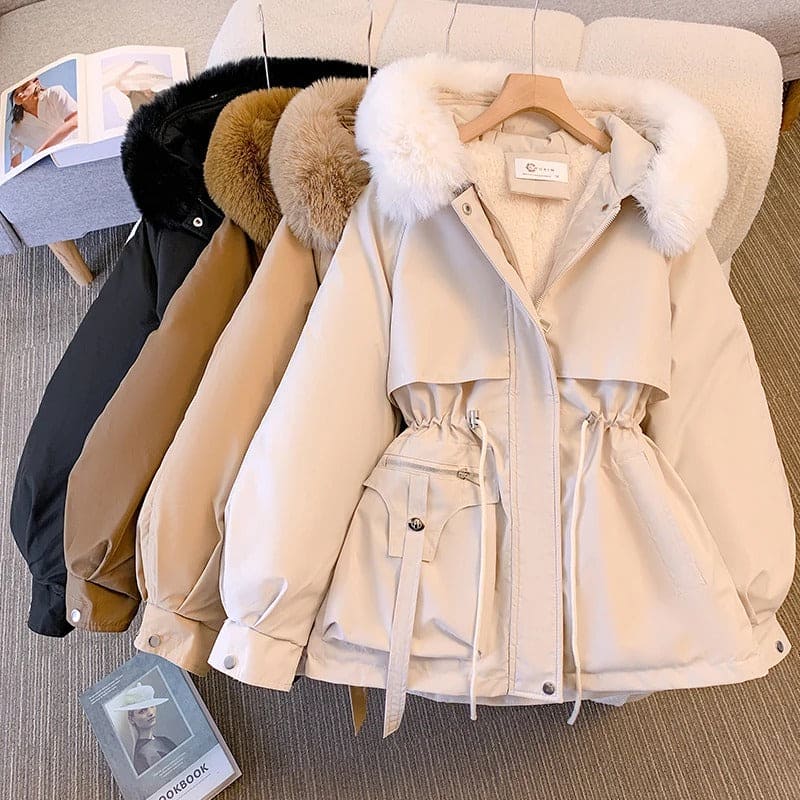 Damen Winterjacke mit Kapuze, Kunstfellbesatz und Kordelzug, beige, warm gefüttert. Perfekt für kalte Tage. Modetrend 2023.
