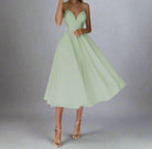 Elegantes, mintgrünes Cocktailkleid mit Spaghettiträgern und ausgestelltem Rock. Perfekt für Partys und besondere Anlässe.