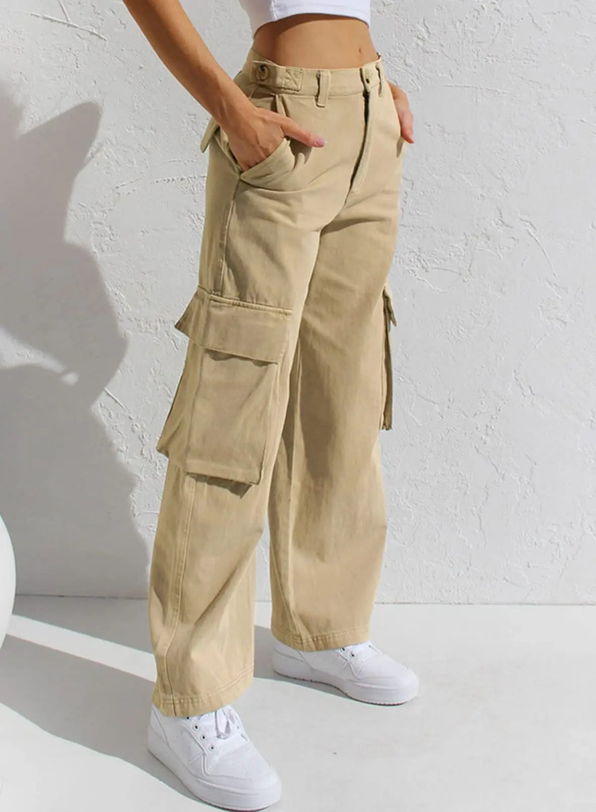 Beige Cargohose Damen, lässig, mit Seitentaschen, ideal für Freizeit und Streetwear. Kombiniert mit weißen Sneakern für einen modernen Look.