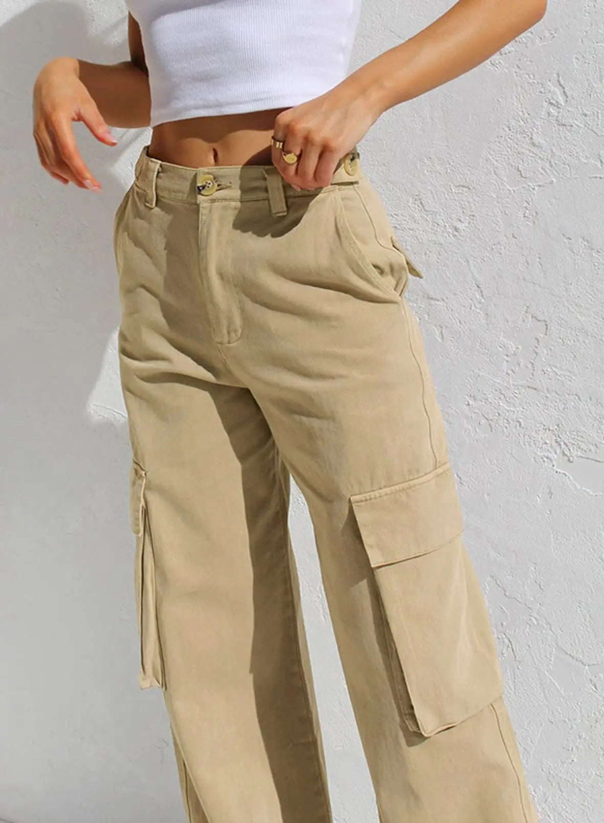 Beige Cargo-Hose für Damen, lässiger Stil, mit Seitentaschen, ideal für Freizeitmode. Perfekt kombinierbar mit Crop-Tops und Sneakers.