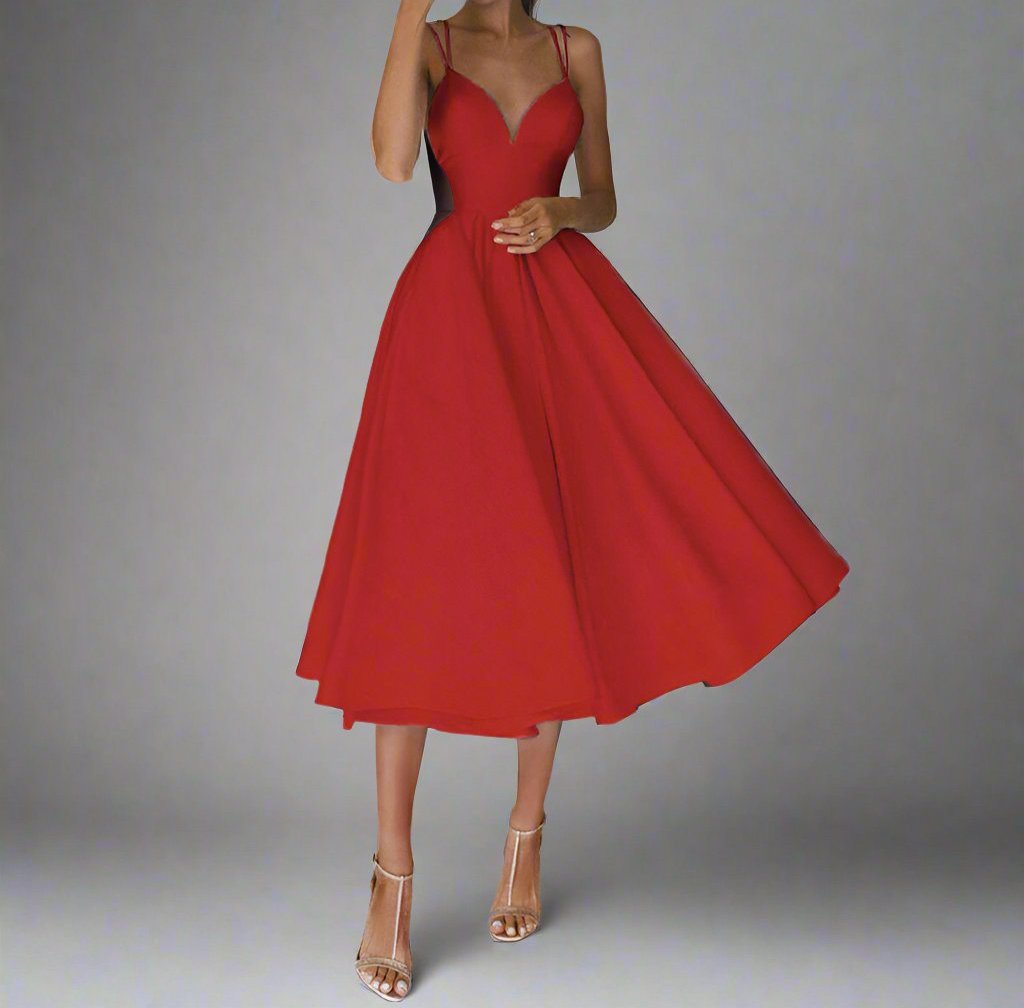 Rotes Abendkleid mit Spaghettiträgern, schwingendem Rock und eleganter Passform. Perfekt für festliche Anlässe und stilvolle Auftritte.