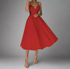 Rotes Abendkleid mit Spaghettiträgern, schwingendem Rock und eleganter Passform. Perfekt für festliche Anlässe und stilvolle Auftritte.
