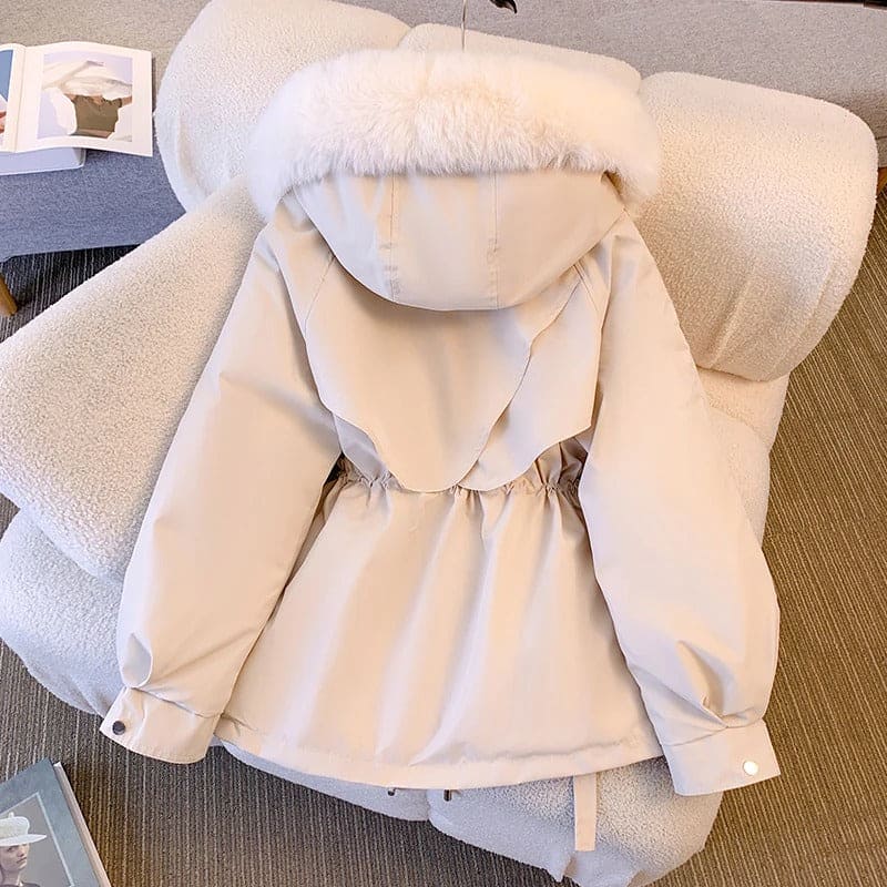 Damen Winterjacke mit Kapuze und Kunstfellbesatz, beige. Stilvoller Parka, warm gefüttert, ideal für kalte Tage. Modetrend 2023, bequem und elegant.