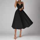 Elegantes schwarzes Abendkleid mit Spaghettiträgern und ausgestelltem Rock, ideal für formelle Anlässe. Perfekt für stilvolle Auftritte.