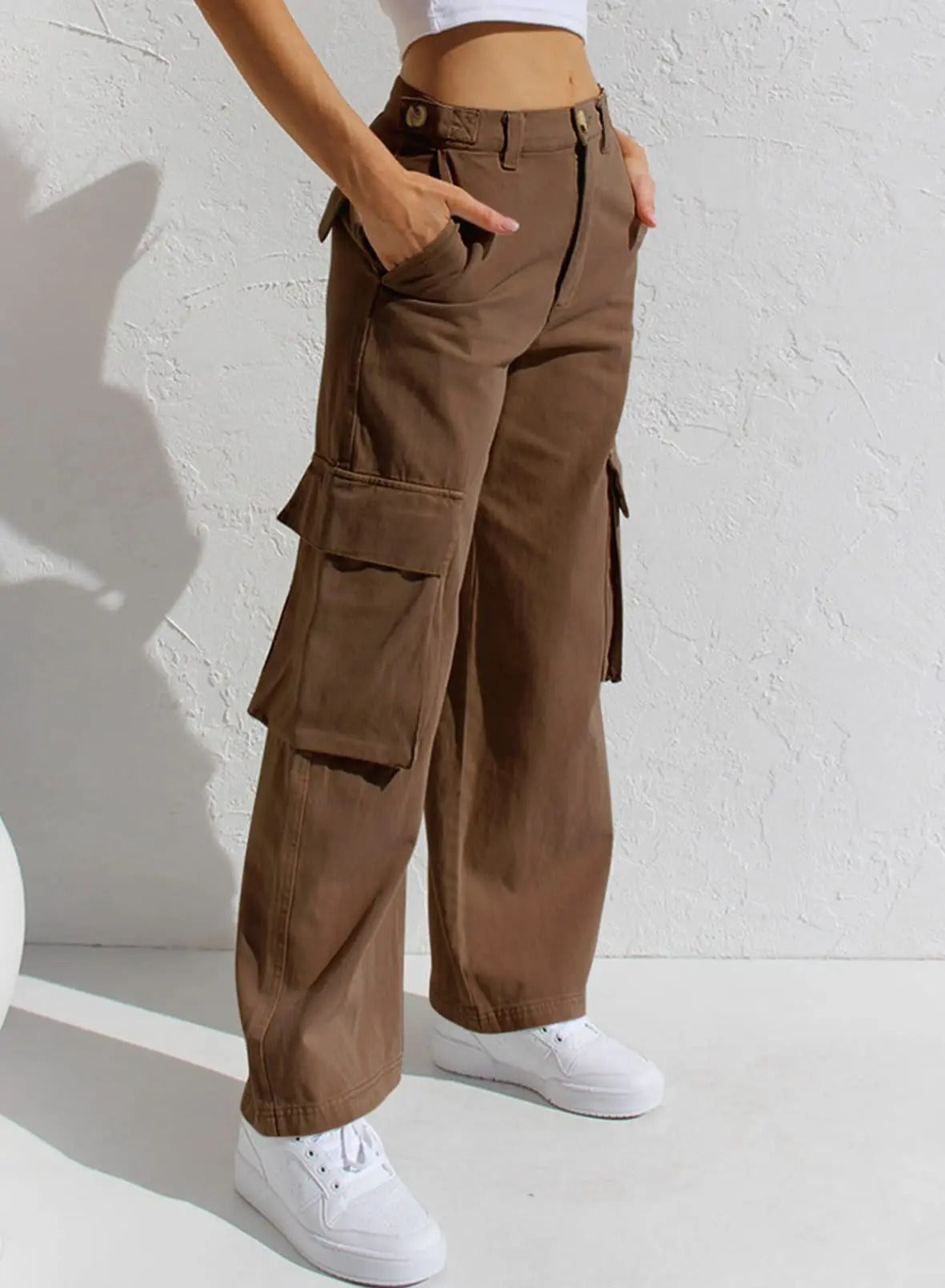 Damen-Cargohose in Braun, lässiger Stil, mit Seitentaschen, kombiniert mit weißen Sneakern. Perfekt für Freizeit und Streetwear.