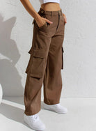 Damen-Cargohose in Braun, lässiger Stil, mit Seitentaschen, kombiniert mit weißen Sneakern. Perfekt für Freizeit und Streetwear.