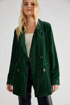 Grüner Samtblazer für Damen, elegant und modisch, ideal für Herbstmode. Perfekt kombinierbar mit Jeans oder Röcken für einen stilvollen Look.