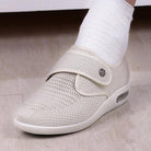 Beiger orthopädischer Schuh mit Klettverschluss, atmungsaktivem Mesh-Design und gepolsterter Sohle für optimalen Komfort und Unterstützung.