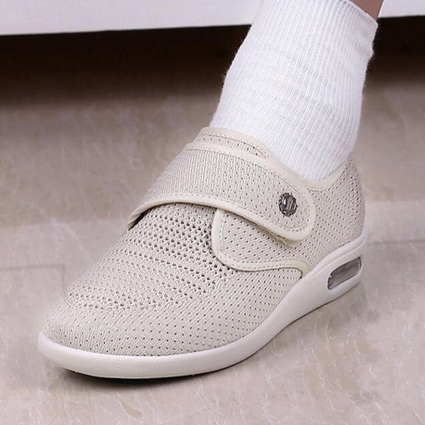 Beiger orthopädischer Schuh mit Klettverschluss, atmungsaktivem Mesh-Design und gepolsterter Sohle für optimalen Komfort und Unterstützung.
