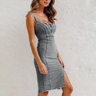 Graues Jeanskleid Damen, ärmellos, figurbetont, knielang. Perfekt für Sommermode, Freizeitkleidung, trendige Damenbekleidung.