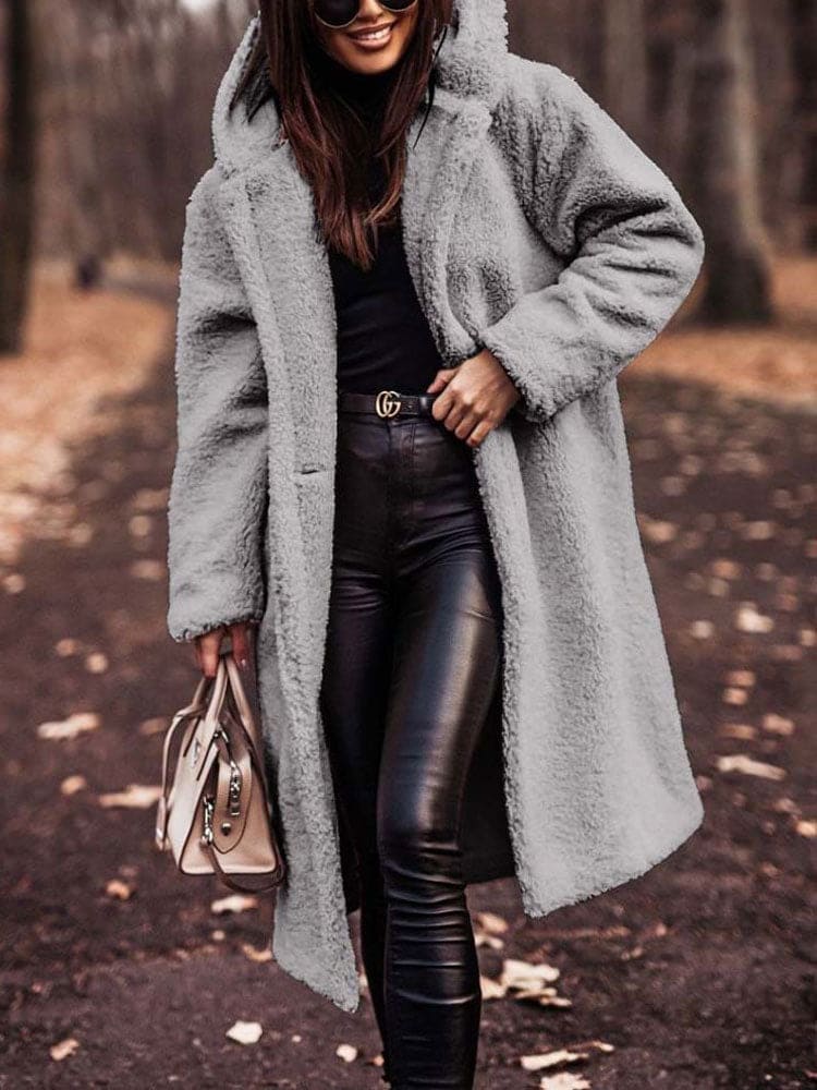 Frau in grauem Teddy-Mantel, schwarze Lederhose, Herbstmode, stilvoll, elegant, trendig, Outdoor, Damenbekleidung, Modeaccessoires, Tasche.