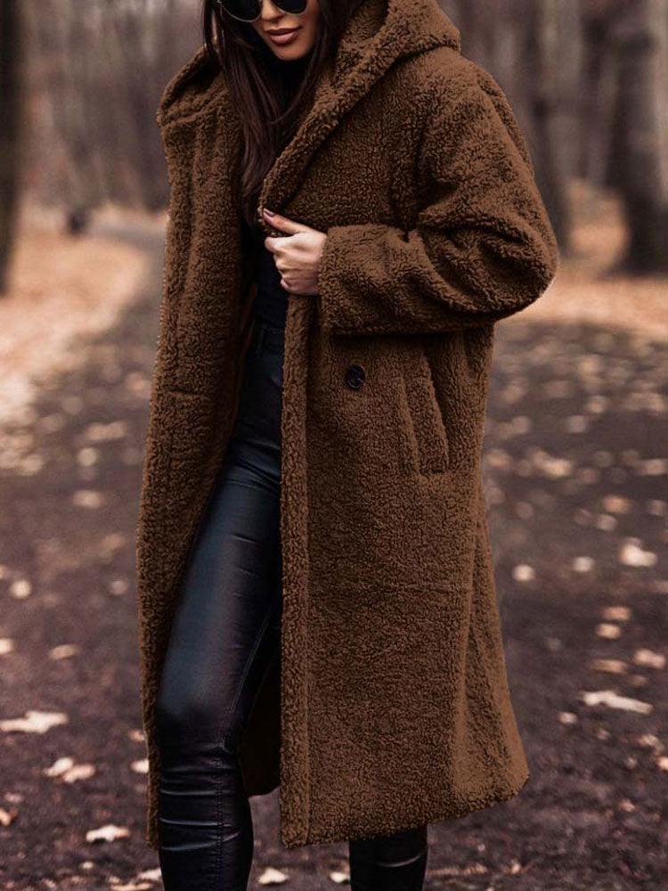 Damen Teddy-Mantel in Braun, kuschelig und stilvoll, ideal für Herbst und Winter. Perfekt kombinierbar mit Lederleggings für einen trendigen Look.