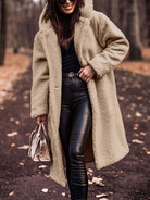 Frau im beigen Teddy-Mantel, schwarze Lederhose, Sonnenbrille, Herbstmode, stilvoll, trendig, eleganter Look, Outdoor, Modeaccessoires.