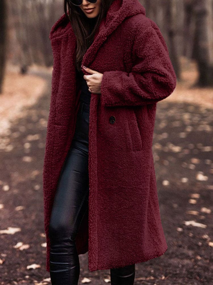 Damen Teddy-Mantel in Bordeauxrot, kuschelig und stilvoll, ideal für Herbst und Winter. Perfekt für modische Outfits und kalte Tage.